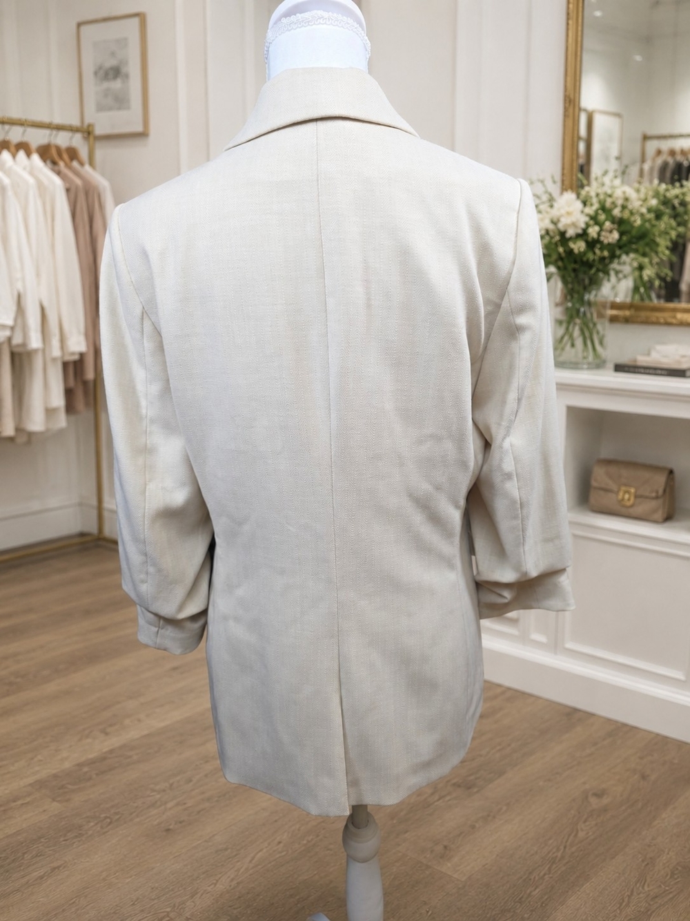Elegant H&M ivory/cream blazer with a subtle herringbone texture and a polished - Picture 4 of 7